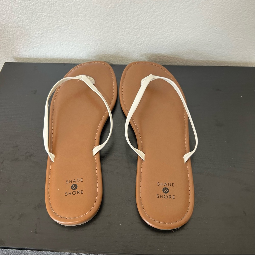Shade & Shore Faux Patent Leather White Flip Flops Women’s Size 9